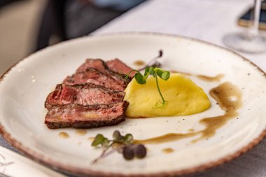 Lezzetli bir yemek patates püresi ve mükemmel pişirilmiş biftek.. 