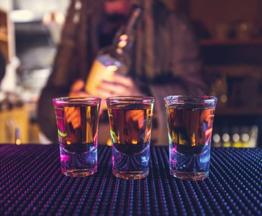 Kokteyller, partiler, barlarda, restoranlarda, barlarda..