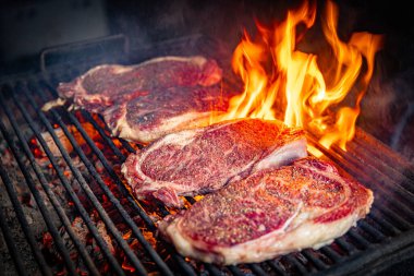 Wagyu 'nun bifteği ızgarada. Barbekü konsepti