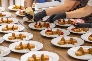 Sahne, mutfak ortamında mutfak sunumu sanatını özetliyor..