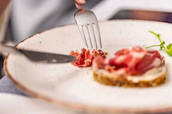 Osoba Jedząca Bruschettę Prosciutto Restauracji — Zdjęcie stockowe