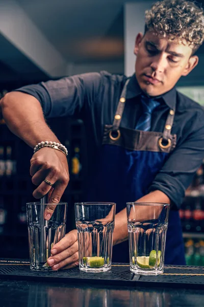 Barman Espremendo Limas Maduras Vidro Enquanto Prepara Mojito Bar — Fotografia de Stock