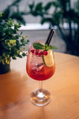 Yaz ferahlatıcı limonata ya da buzlu alkollü kokteyl