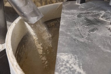 Büyük fırın endüstrisi, unu büyük bir kaba koy, hamuru hazırla.