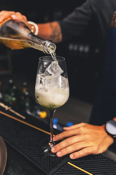 Barmann Bereitet Köstlichen Cocktail Mit Eis — Stockfoto