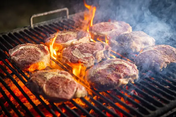 烤的澳大利亚牛肉牛排在烤架上 烧烤的概念 — 图库照片