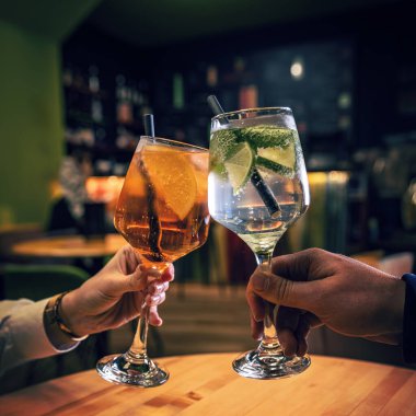 Aperol spritz ve cin tonik kuyruklu tost.