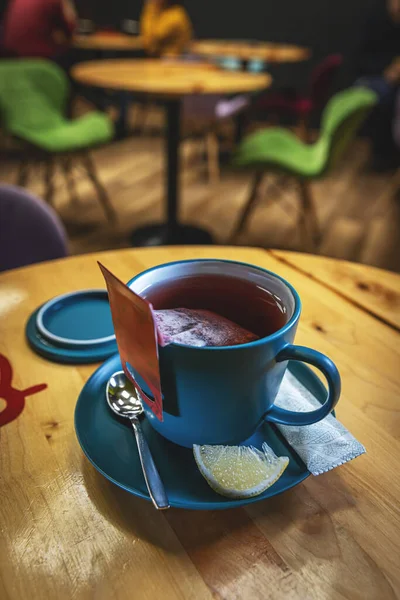 Xícara Cerâmica Azul Chá Servido Com Saco Chá Embebido Água Fotografias De Stock Royalty-Free