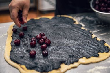 Fırın işlemi. Tatlı rulo ya da babka hazırlıyorum haşhaş tohumu ve kirazlı.