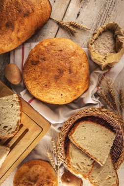 Kırsal arka planda pişmiş ekmek çeşitleri, düz uzanma