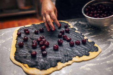 Ev yapımı rulo ya da haşhaş tohumlu ve kirazlı babka hazırlama