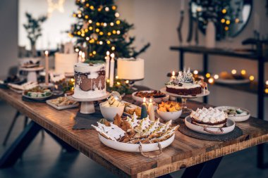 Çeşitli Noel tatlıları ve tatlılar. Tatlı Noel kurabiyeleri ve kekler