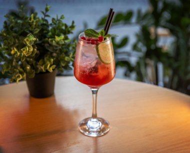 Limon ve böğürtlenlerle süslenmiş taze, sağlıklı, soğuk limon suyu.