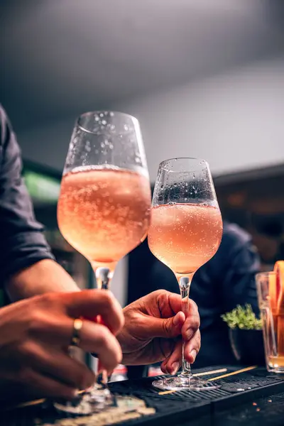 Ein Glas Eiskalten Aperol Spritz Cocktail Serviert Einem Weinglas Das — Stockfoto