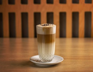 Cafe latte macchiato katmanlı büyük bardakta kahve.