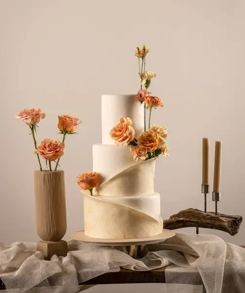 복숭아 꽃으로 계층의 케이크 — 스톡 사진