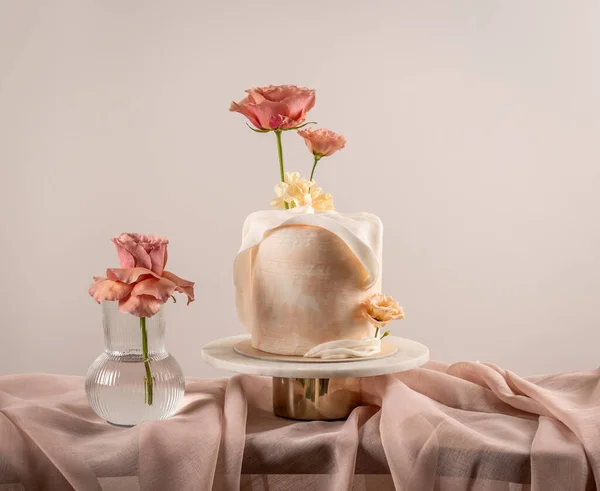 Elegante Pastel Boda Con Flores Frescasen Color Melocotón — Foto de Stock