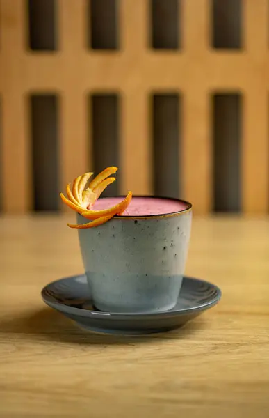 Latte Fresa Con Decoración Cáscara Naranja Mesa Café Imagen de stock
