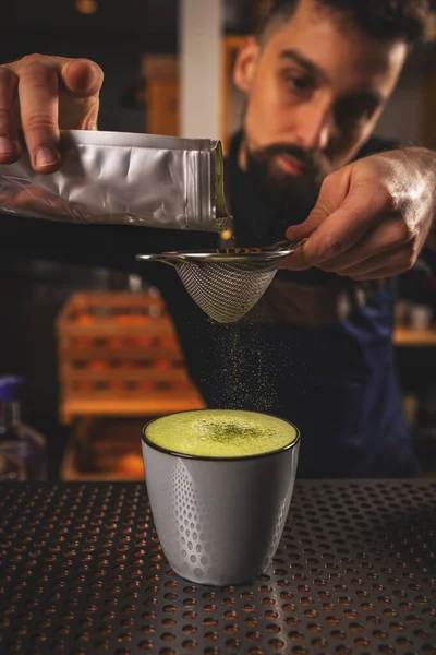 Barman Decorado Matcha Chá Verde Latte Com Matcha Fotos De Bancos De Imagens Sem Royalties