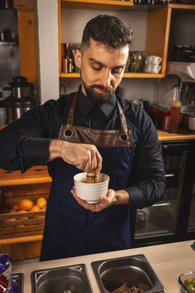 Barman Préparant Une Boisson Japonaise Matcha Latte Photo De Stock