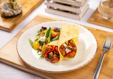 Yeşil marullu tavuk mısır tortilla.