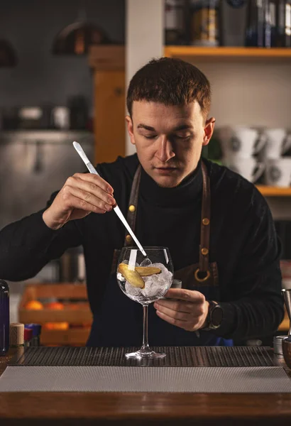 Young Man Bartender Works Bar Made Cocktail — Stock Photo, Image