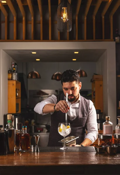 Barman Profissional Trabalho Bar Misturando Gelo Com Vodka Vidro Para Imagens De Bancos De Imagens Sem Royalties