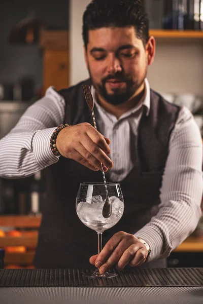 Barman Profissional Trabalho Bar Misturando Gelo Com Vodka Vidro Para Fotos De Bancos De Imagens Sem Royalties