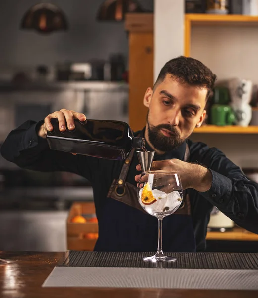 Barman Professionista Con Doppio Cocktail Jigger Versando Bevanda Alcolica Immagine Stock