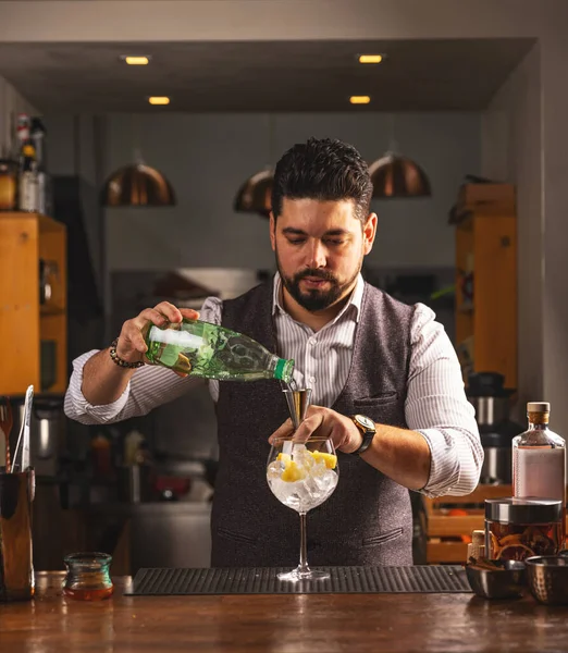 Cantinero Preparando Cóctel Midiendo Alcohol Con Jigger Mostrador Del Bar Imagen de archivo