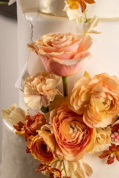 Bolo Casamento Simples Com Flores Close Fotos De Bancos De Imagens