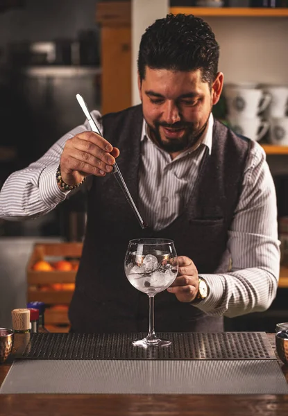 Expert Bartender Gör Cocktail Puben Stockfoto