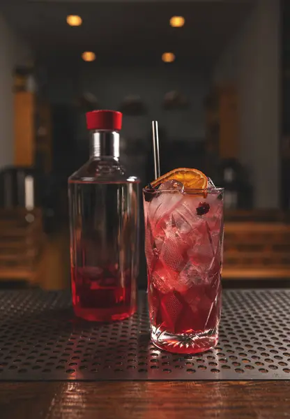 Rode Cocktail Versierd Met Sinaasappelschijfje Geserveerd Met Drinkstro Stockfoto
