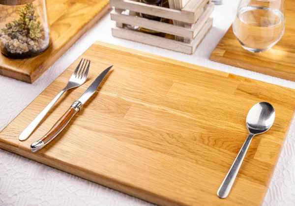 칼붙이 숟가락 포크의 레스토랑 테이블에 현대적인 테이블 로열티 프리 스톡 사진
