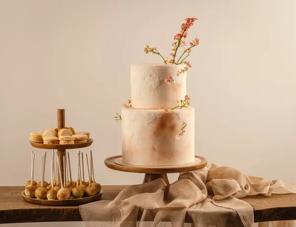 Schöne Hochzeitstorte Mit Pfirsichfarbenen Blumen Dekoriert lizenzfreie Stockfotos