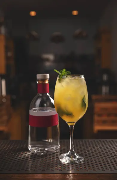Frischer Zitronencocktail Mit Rum Minze Und Eis Stockfoto