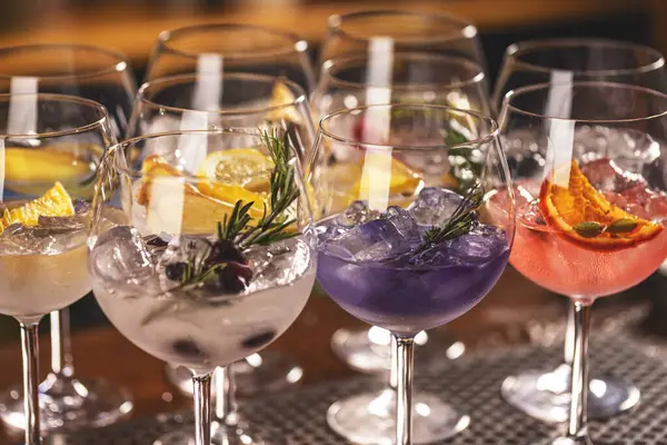 Gin Tonic Cocktails Met Verschillende Smaak Ballon Glazen Bar Teller Stockfoto