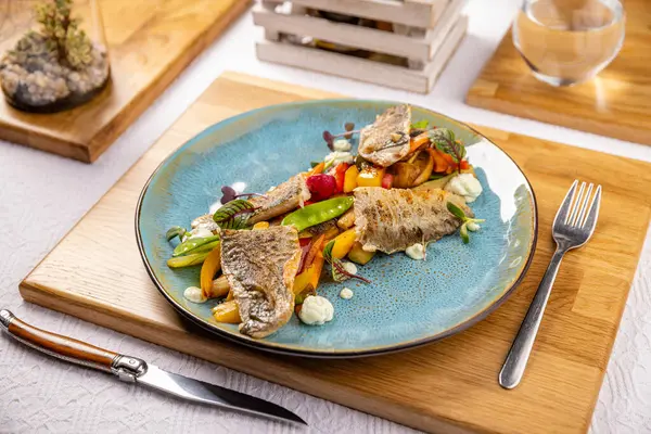 Gegrilltes Fischfilet Mit Gemüse Auf Dem Restauranttisch Stockbild