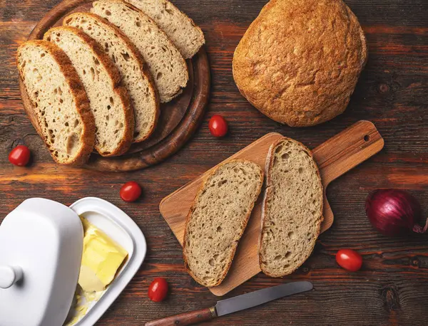 Köy Arka Planında Tereyağlı Ekmek Dilimlenmiş Zanaatkar Ekmek Telifsiz Stok Fotoğraflar