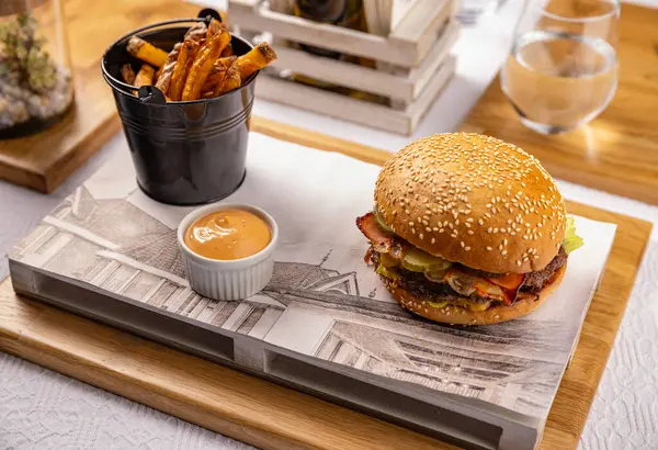 Délicieux Burger Grillé Avec Frites Sauce Images De Stock Libres De Droits