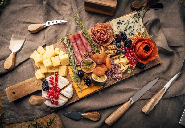 おいしいサラミ スライスしたハム ソーセージ チーズ フルーツのフードトレイ ロイヤリティフリーのストック写真