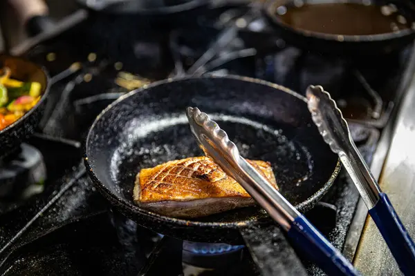 Ördek Göğsü Parçaları Restoranın Mutfağındaki Gaz Sobasında Sıcak Tavada Pişiyor Telifsiz Stok Imajlar