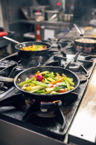 Свежие овощи в сковороде, кухня ресторана