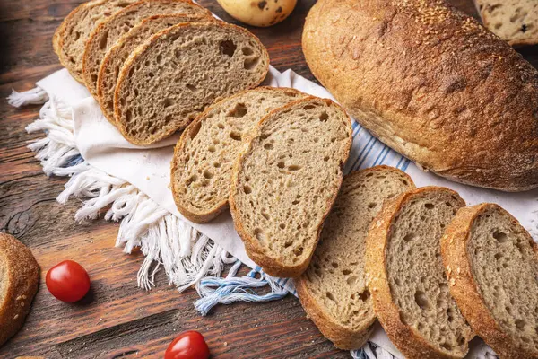 スライスのセット 素朴なパン パンコンセプト ロイヤリティフリーのストック写真