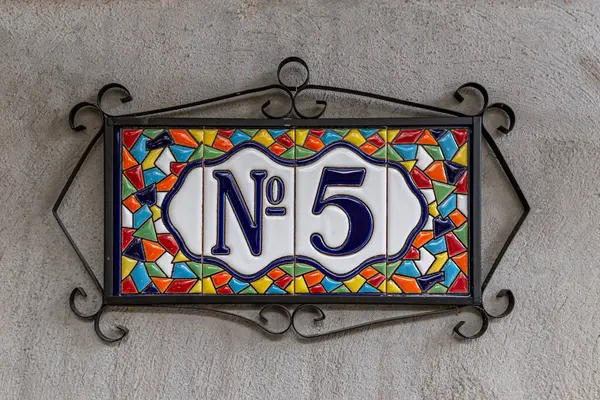 Zahl Fünf Hausnummer Ziffern Dekorativer Keramikfliesen Stockbild