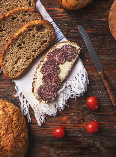 Brot Mit Butter Und Salami Scheiben Schneiden Von Oben Stockbild
