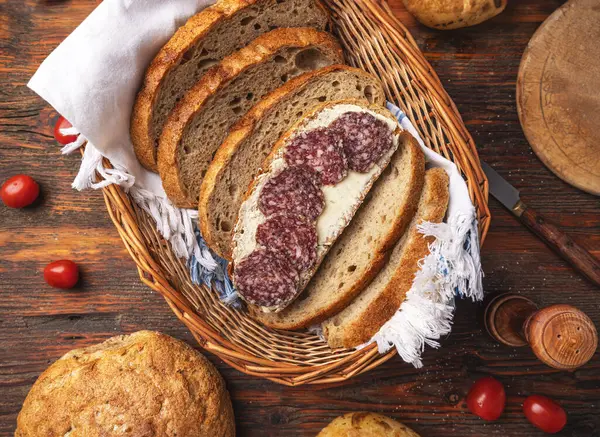 Een Broodje Salami Open Sandwich Van Salami Plakjes Volkoren Brood Rechtenvrije Stockfoto's