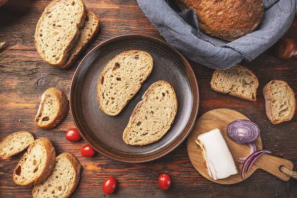 Kırsal Ahşap Arka Planda Dilimlenmiş Ekmek Dilimi Telifsiz Stok Fotoğraflar