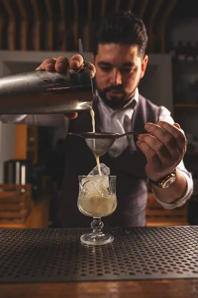 Barman Focado Derrama Uma Bebida Mista Através Coador Copo Bar Fotos De Bancos De Imagens