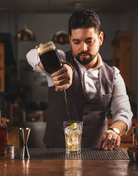 Barman Focado Derrama Com Precisão Coquetel Escuro Misturado Copo Sobre Imagem De Stock